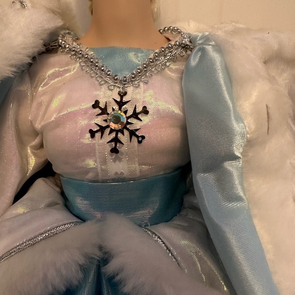 Danbury Mint snow queen 20” porcelain doll - Picture 6 of 9